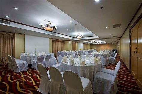 BERJAYA MAKATI HOTEL $28 ($̶5̶5̶) .
